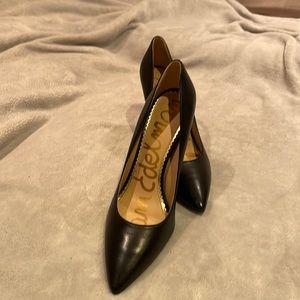 Sam Edelman classic black, leather, pointed pump. Size 8 1/2